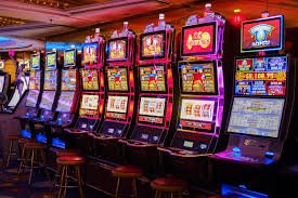 Meja permainan kartu dan roulette di kasino modern